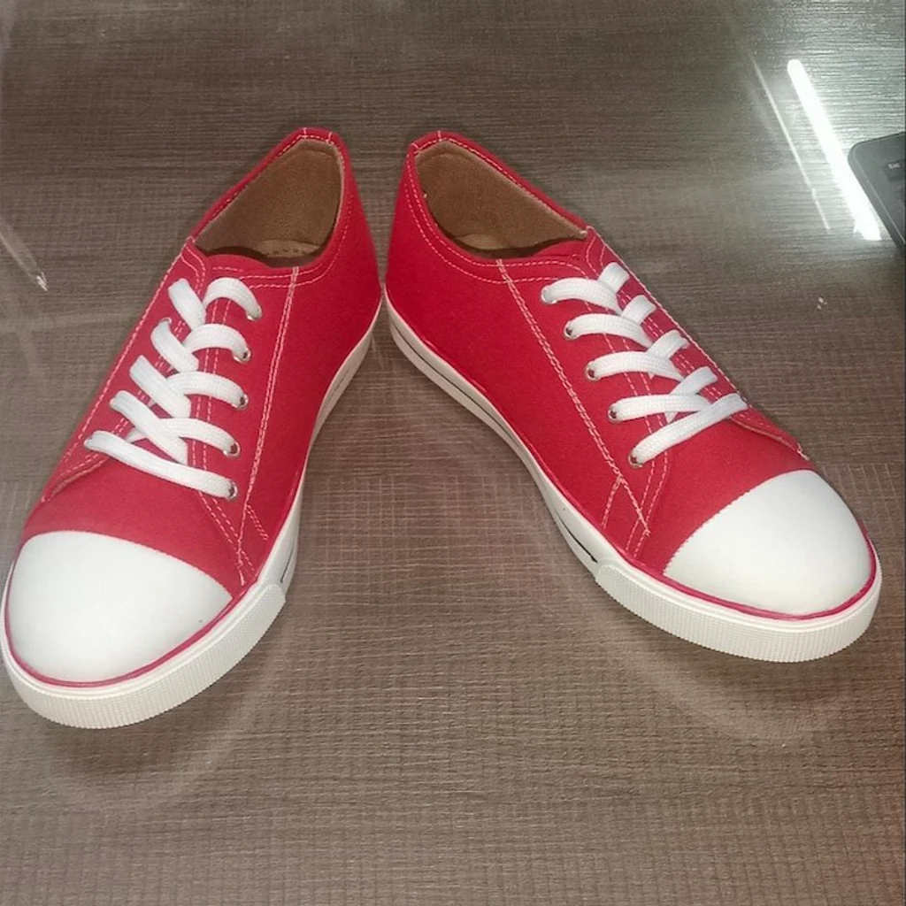 La foto de partida: unas zapatillas rojas sobre un escritorio, hechas con el móvil
